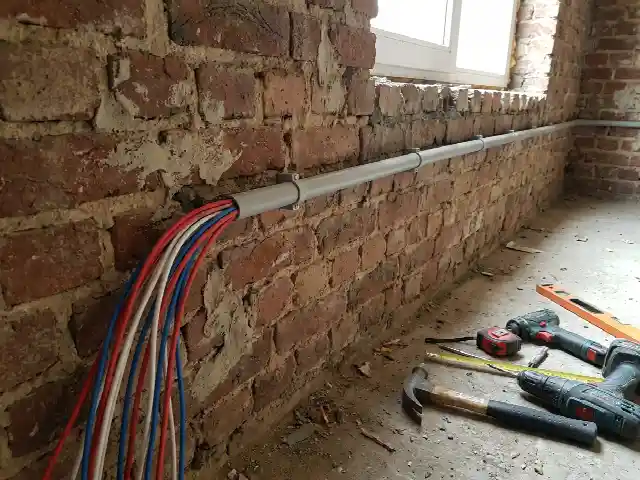 Câbles d'alarme passés en gaine pendant une rénovation