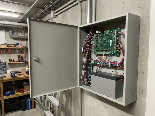 Coffret de centrale d'alarme ouvert avec batterie de secours