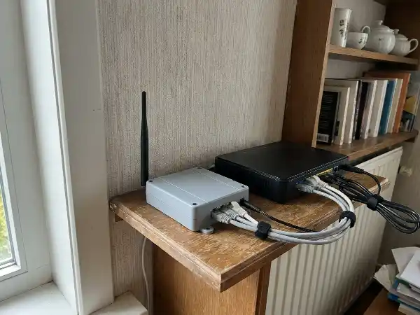 Transmetteur d'alarme installé à côté du routeur internet